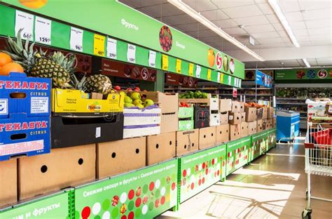 Frutas E Legumes Frescas Prontas Para A Venda No Supermercado Foto De