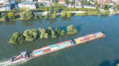 Le Transport De Mat Riaux De Construction Tire Le Trafic Fluvial Vers