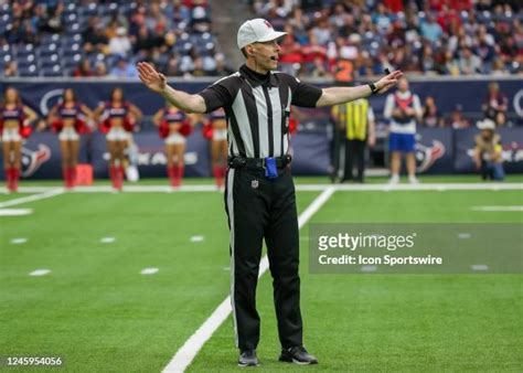 Nfl Referee Signals Photos and Premium High Res Pictures - Getty Images