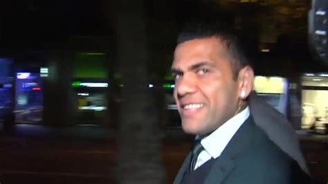 VIDEO Dani Alves rompe su silencio por primera vez desde que entró en