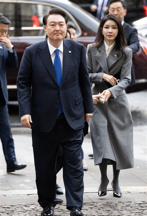 韩国第一夫人金建希抵达英国 穿灰色大衣气质超群 搜狐大视野 搜狐新闻