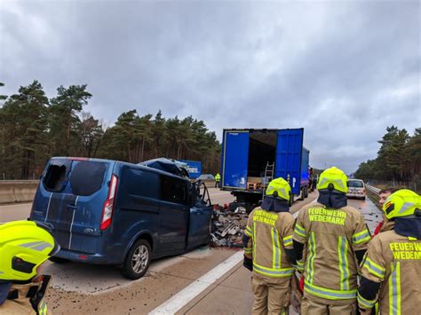 A7 Unfall Mit LKW Und Kleintransporter Fordert Mehrere Ortsfeuerwehren