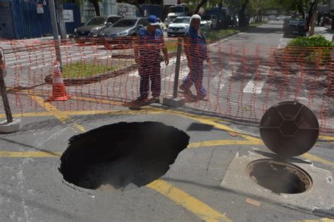 A Gazeta Cratera Se Abre Na Avenida Rio Branco Ap S Vazamento Em Vit Ria