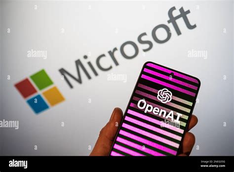 Logo Openai Sur Le T L Phone Dans Une Main Et Logo Microsoft Flou Sur L