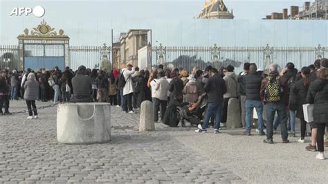 Video Francia Ancora Falsa Allerta Gia Riaperta La Reggia Di