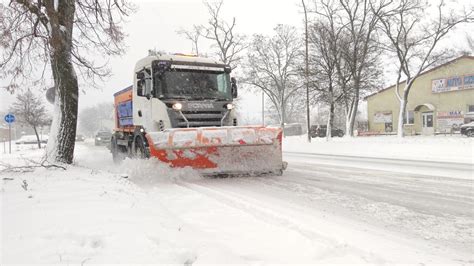 Zima Wr Ci A Bardzo Trudne Warunki Na Drogach W Piotrkowie Zdj Cia