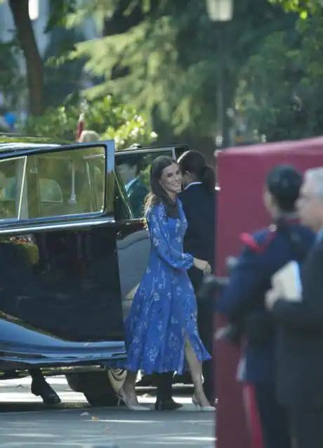 La reina Letizia deslumbra con su vestido made in Spain en el Día de la