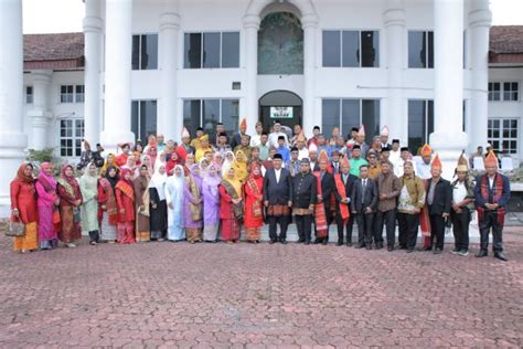 Ragam Pakaian Adat Meriahkan Peringatan Hardiknas Di Asahan