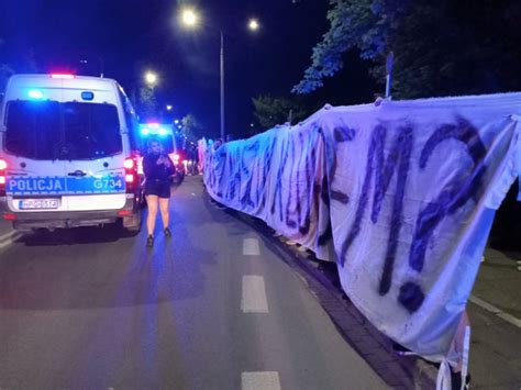 Kibice Wisły Kraków przyszli pod stadion przy Reymonta powitać