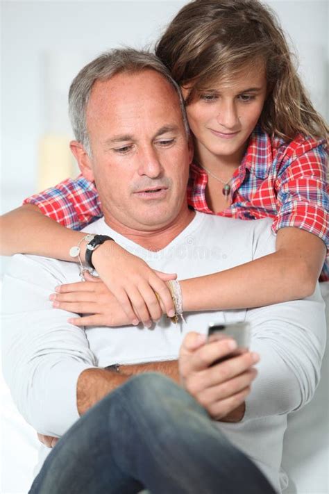 Padre E Hija Que Usa La Tableta Imagen De Archivo Imagen De Cuarenta Felicidad 65338275