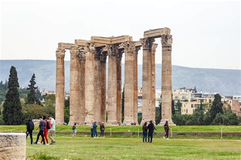 Atenas Grecia 25 04 2019 Las Columnas Del Templo De Zeus Ol Mpico