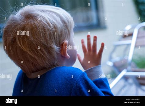 Boy Spying Into Window Fotos Und Bildmaterial In Hoher Auflösung Alamy