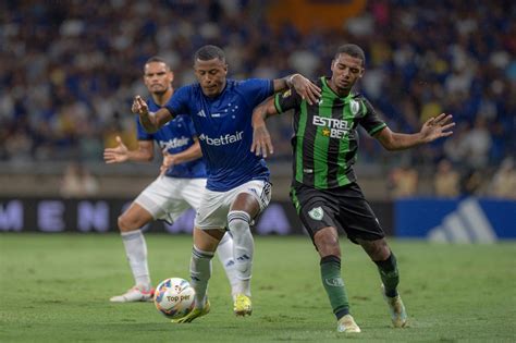 Cruzeiro que jogará em Uberlândia perde clássico para o América MG