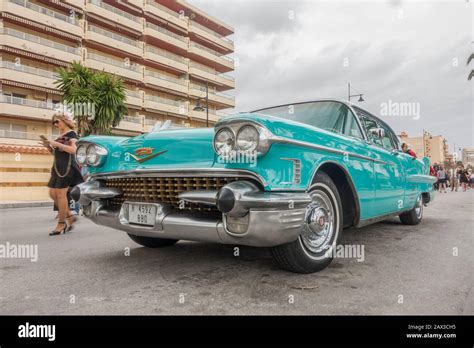 1958 Cadillac Eldorado Sevilla Aparcado En La Calle Durante El