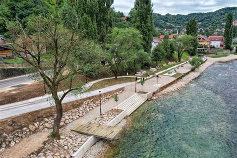 SRAMNO Na tek otvorenoj gradskoj plaži u Banjaluci parkirao automobil