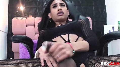 Horny Beauty Shemale Cumshot