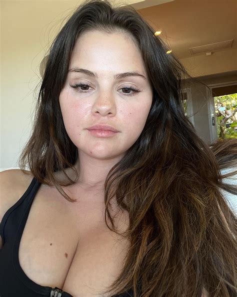 Selena Gomez Looks Radiant And Glowy In New Makeup Free Selfie Photo