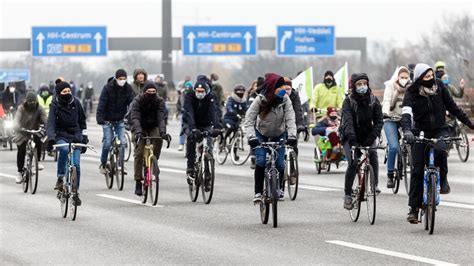 Klimaschutz Protestradeln Auf Hamburger Autobahn Welt