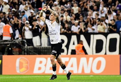 Róger Guedes marca em estreia após saída do Corinthians