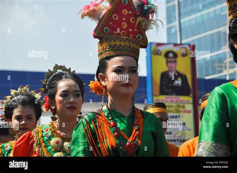 South sulawesi traditional clothes hi-res stock photography and images ...