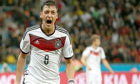 El Futbolista Mesut Zil Anuncia Su Retirada Del F Tbol Profesional