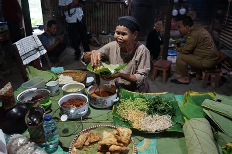 Sego Pecel Pawon Mbah Minah Kuliner Khas Di Randublatung Yang Lagi