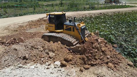 Good Operation Skills Of New Shantui Bulldozer Push Cutting Dirt