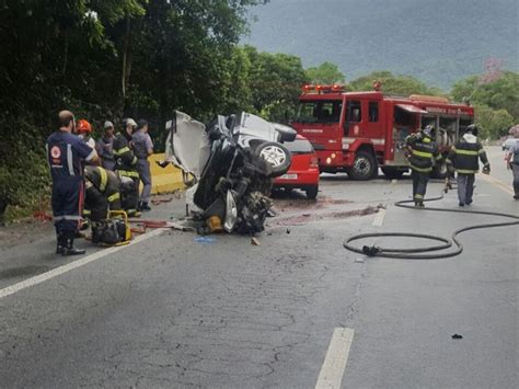 G1 Acidente destrói carro e deixa uma pessoa morta em Bertioga SP