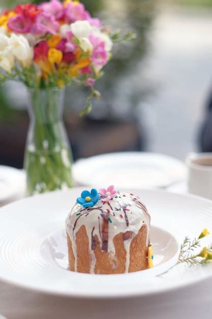 Torta Tradicional De Pascua En La Mesa Del Restaurante Foto Premium