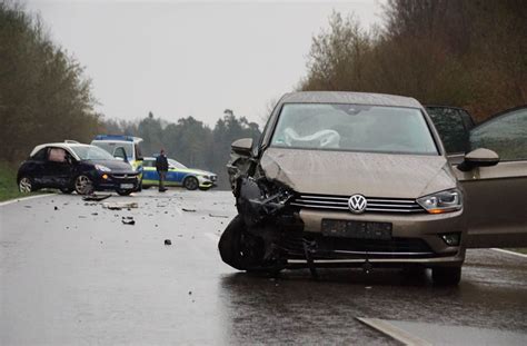 Renningen Heftiger Unfall Fordert Zwei Verletzte Und Hohen Schaden