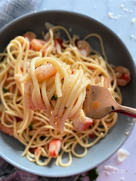 This Crab And Shrimp Pasta Is Made With A Delicious Buttery Sauce And Mixed With Garlic For A