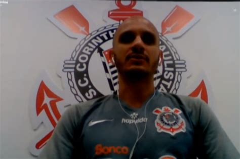 Fábio Santos relembra Mundial do Corinthians e compara time o São