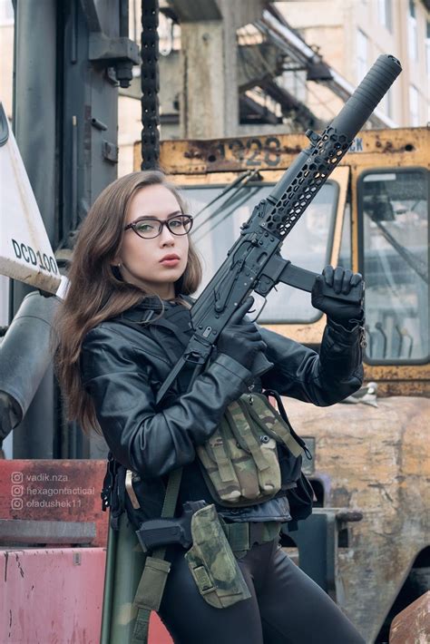 Pin På Hot Military Babes Sexy Girls And Guns Girls With Weapons