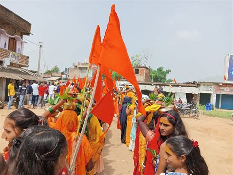 बिशुनपुरा श्री नर्मदेश्वर महादेव मंदिर कोचेया में शोभा यात्रा में उमड़ी श्रद्धालुओं की भीड़।