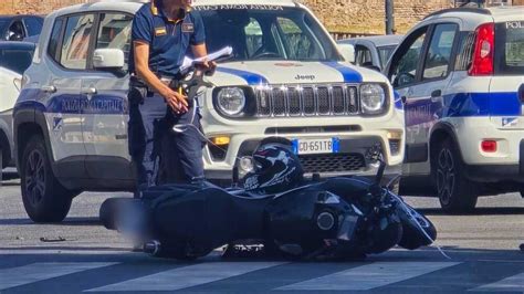 Si Scontra Con Uno Scooter E Scappa Pirata Della Strada 32enne Beccata