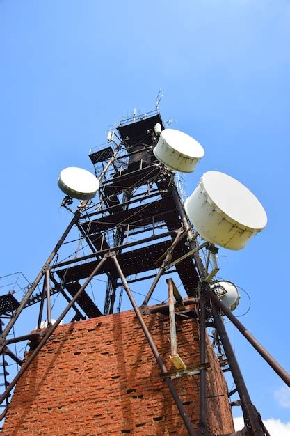 Torre De Telecomunicaciones Con Antenas Sobre Un Fondo De Cielo Azul Y