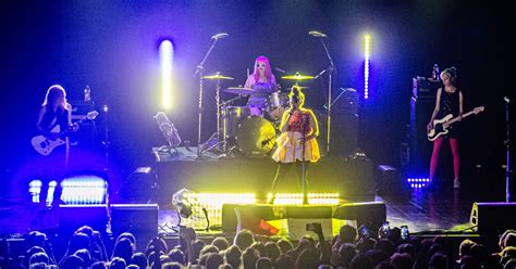 Garotas no palco e no front Bikini Kill põe público para pular e