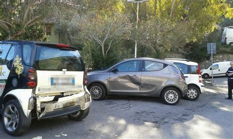 Imperia Camion Danneggia Le Auto In Sosta Nel Parking Sotto L Eliporto