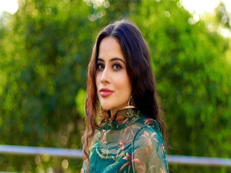 Urfi Javed Aka Uorfi Latest Look Video Bigg Boss Ott Contestants Wearing 7 Shirts Together Video