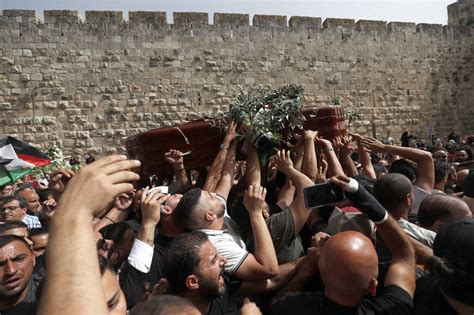 Palestinos Y Policías Se Enfrentan En Funeral De Periodista