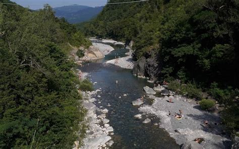 Si Tuffa Nel Trebbia Per Salvare Il Figlio Annegano Entrambi