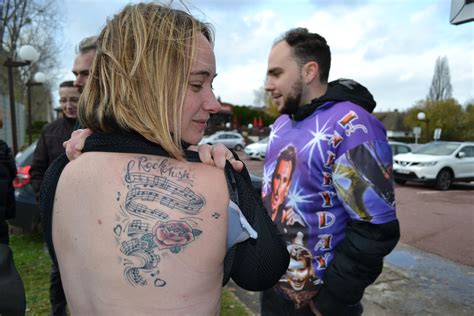 Des Dizaines De Fans Rendent Hommage à Johnny Hallyday Devant Le Zénith