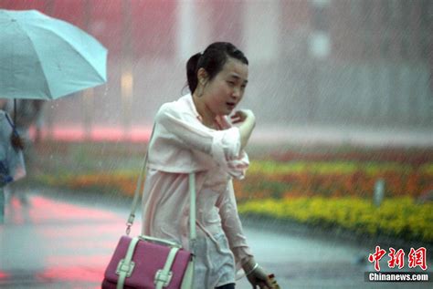 江西遭暴雨袭击 高考学子“湿身”出考场 中新网