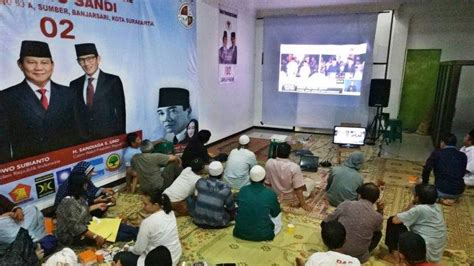 Pendukung Di Solo Nobar Lesehan Di Posko BPN Prabowo Sandi Begini