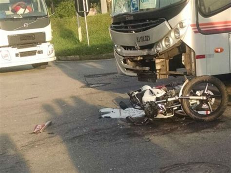 G1 Batida Entre ônibus E Moto Deixa Casal Ferido Na Dutra Em