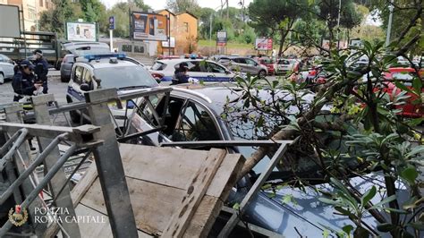 Roma Incidente Sul Lavoro Operaio Precipita Da Impalcatura Su Auto In