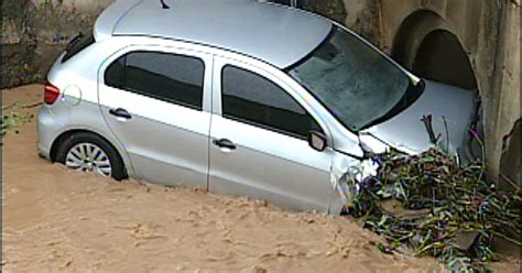 G1 Motorista perde controle da direção e carro cai em córrego de