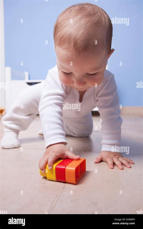 Baby playing blocks hi-res stock photography and images - Alamy