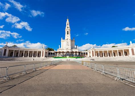 Priests explain the sacred meaning of Portuguese fatima 9