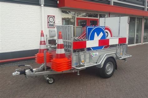 Een Maatwerk Aanhangwagen Met Aktieframe Verkeersborden En Pilonnen